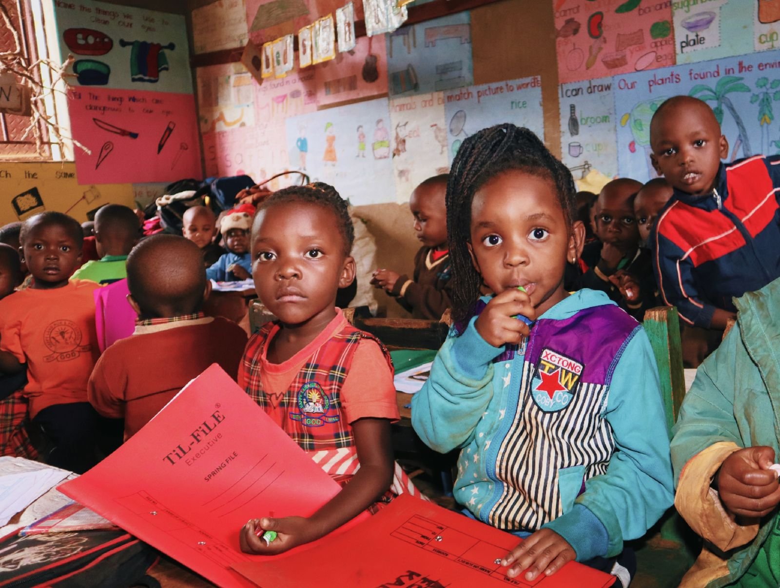 Jeunes enfants concentrés sur une activité dans une salle de classe colorée