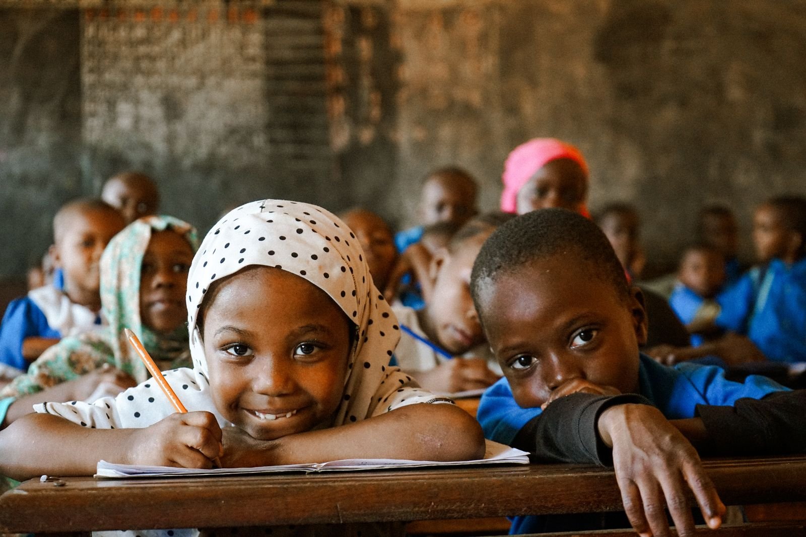 Écolières et écoliers attentifs assis à leur table de classe