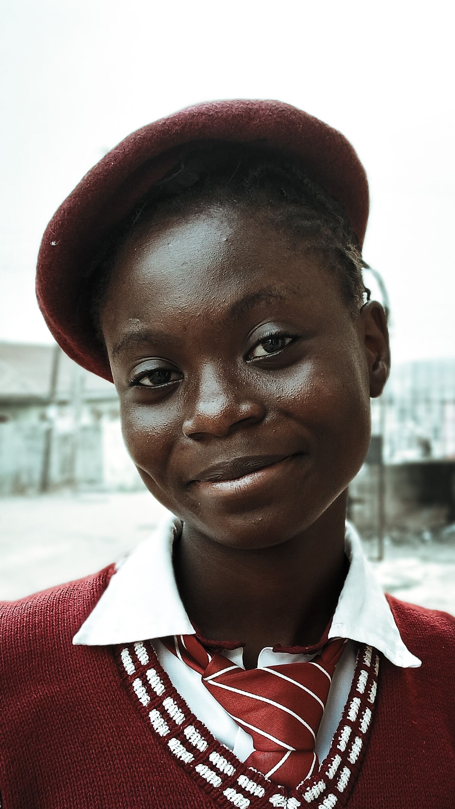 Jeune fille souriante en uniforme scolaire et béret