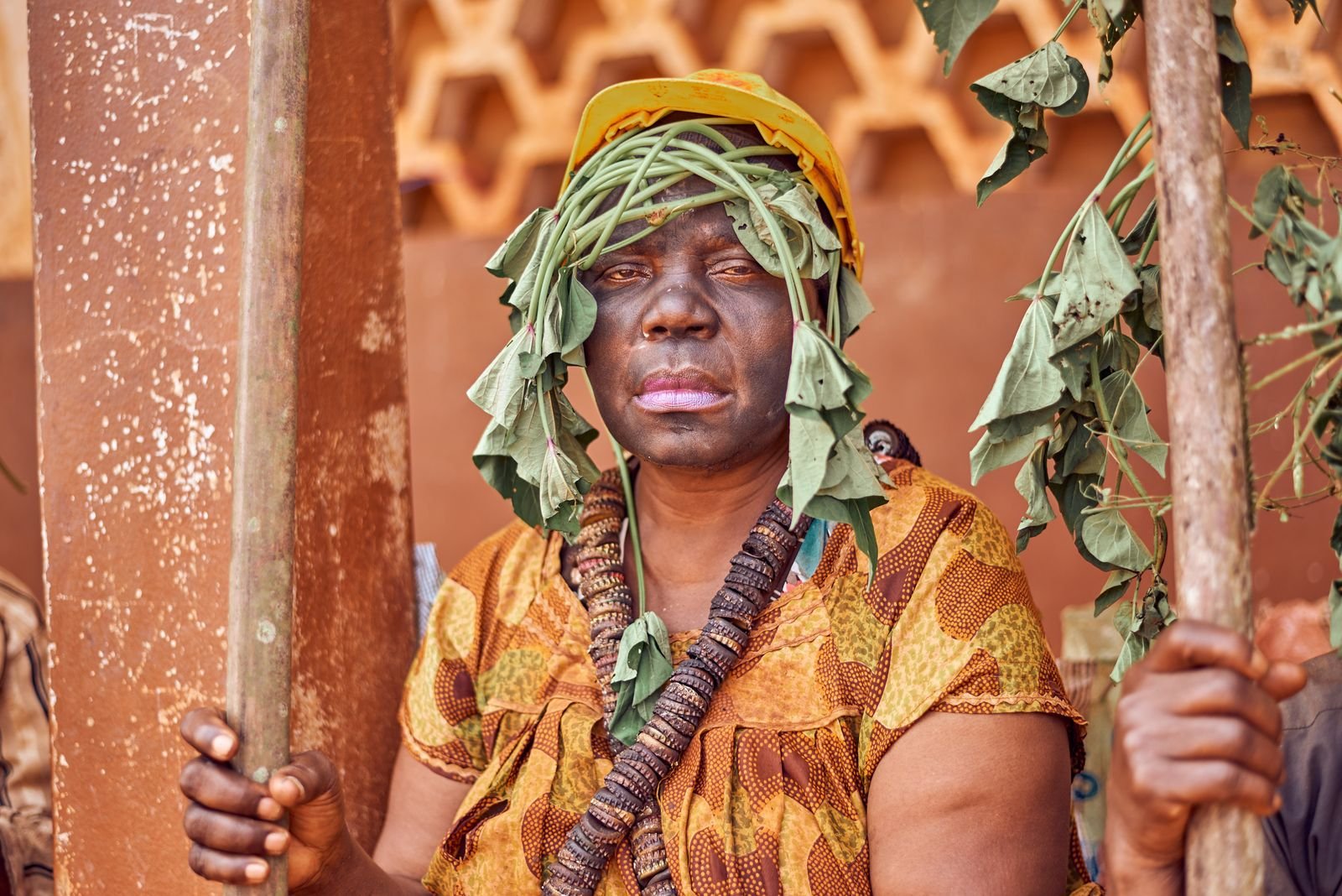 Participante en tenue traditionnelle lors d'une cérémonie à Batoufam