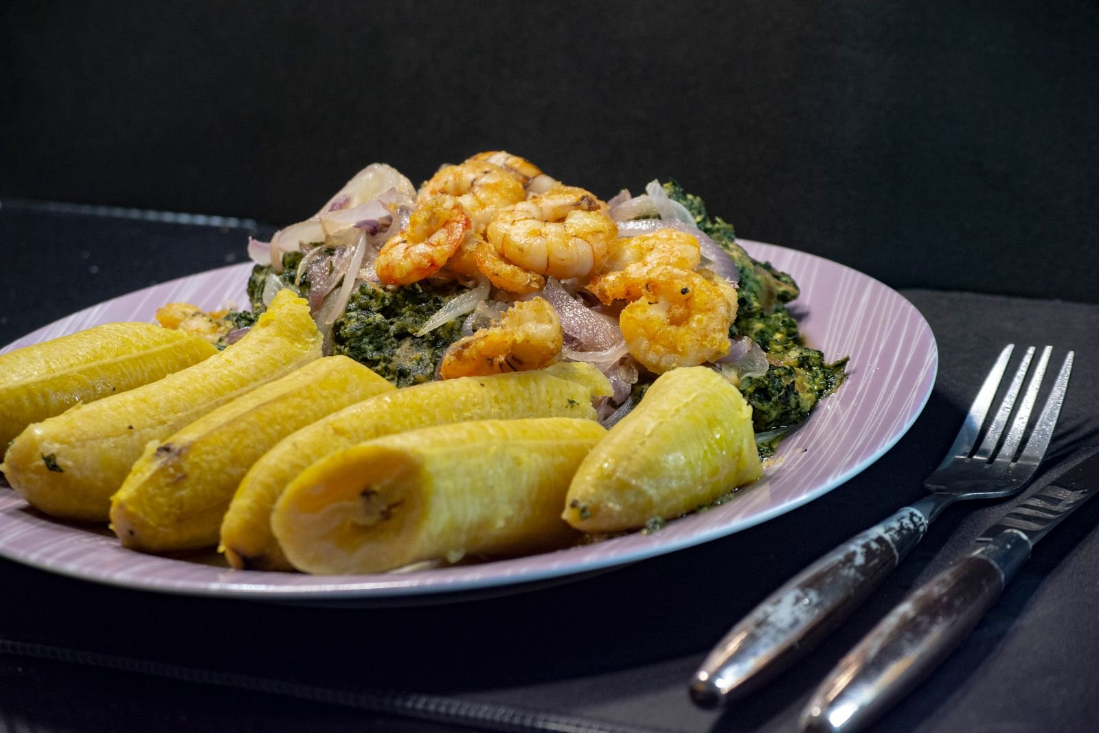 Assiette de ndolé aux crevettes et plantains mûrs