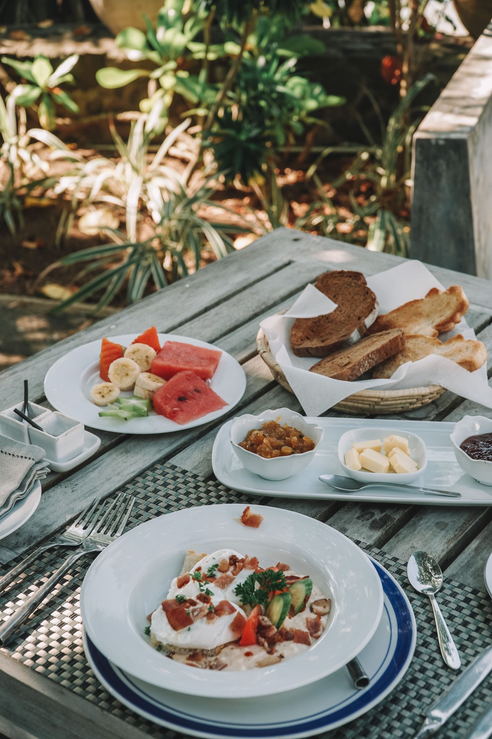Petit-déjeuner servi sur la terrasse