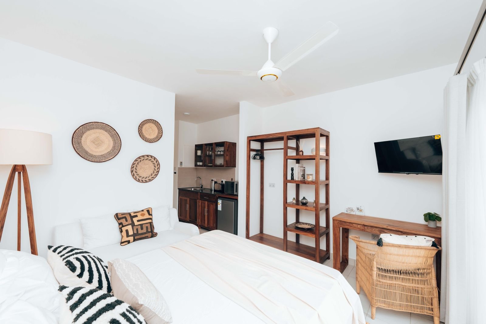Studio meublé lumineux avec lit double, kitchenette et vanneries au mur