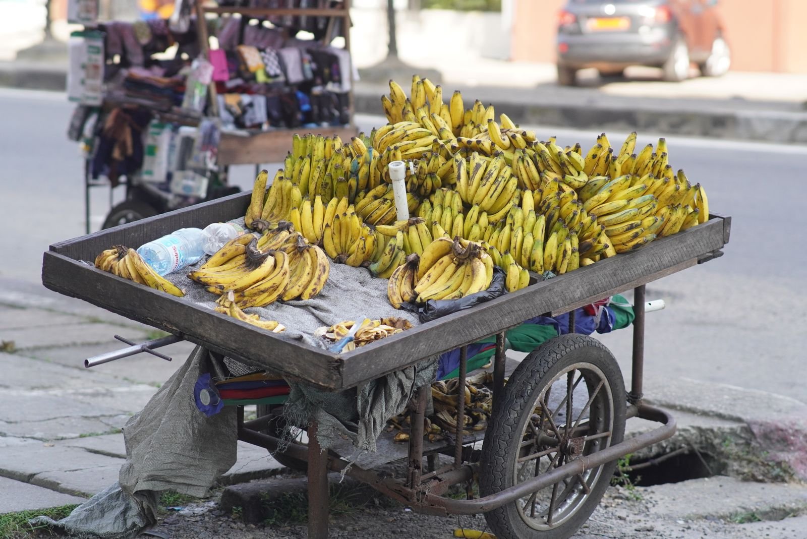 Charrette de bananes dans une rue de Douala