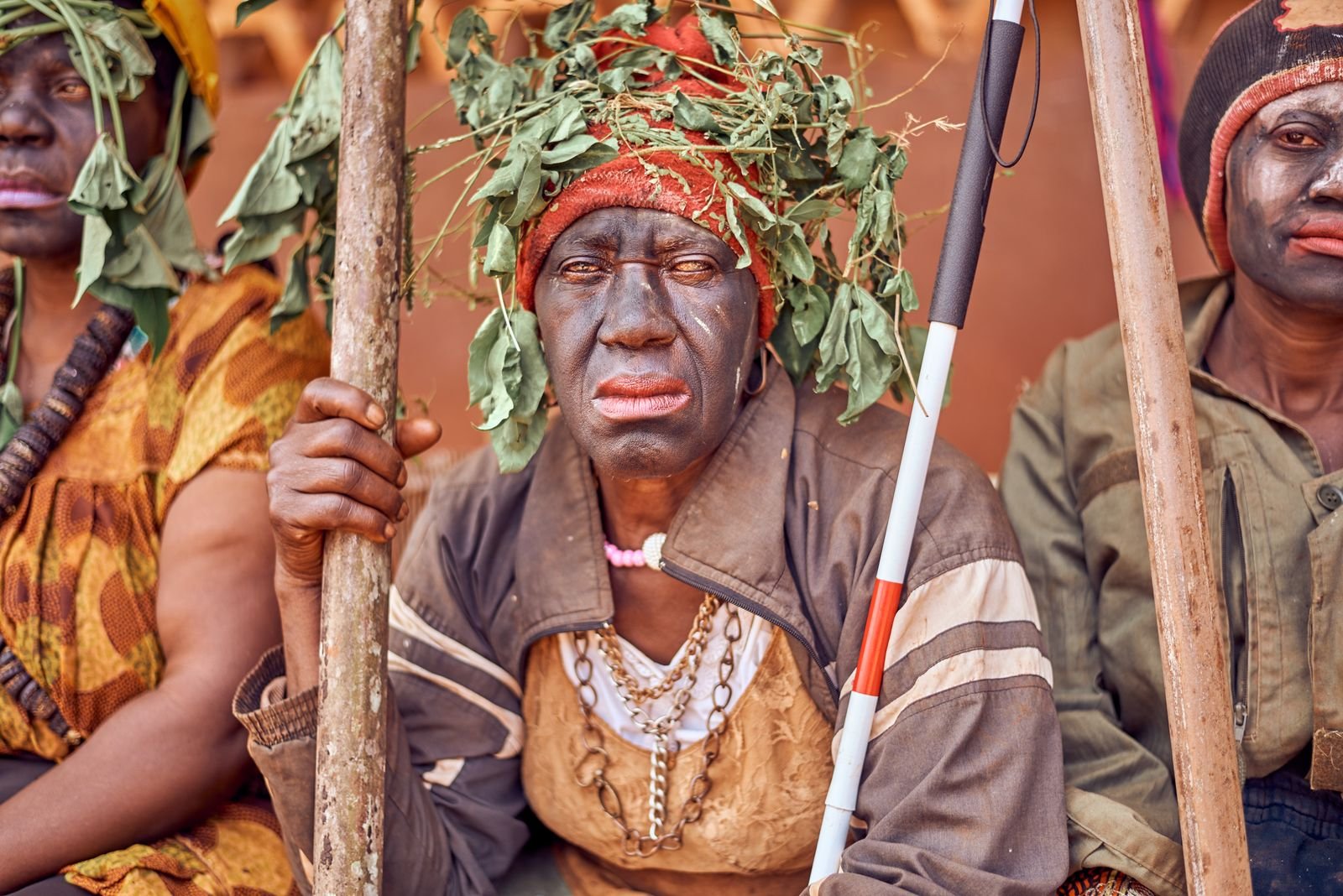 Participants en tenue traditionnelle lors d'une cérémonie à Batoufam