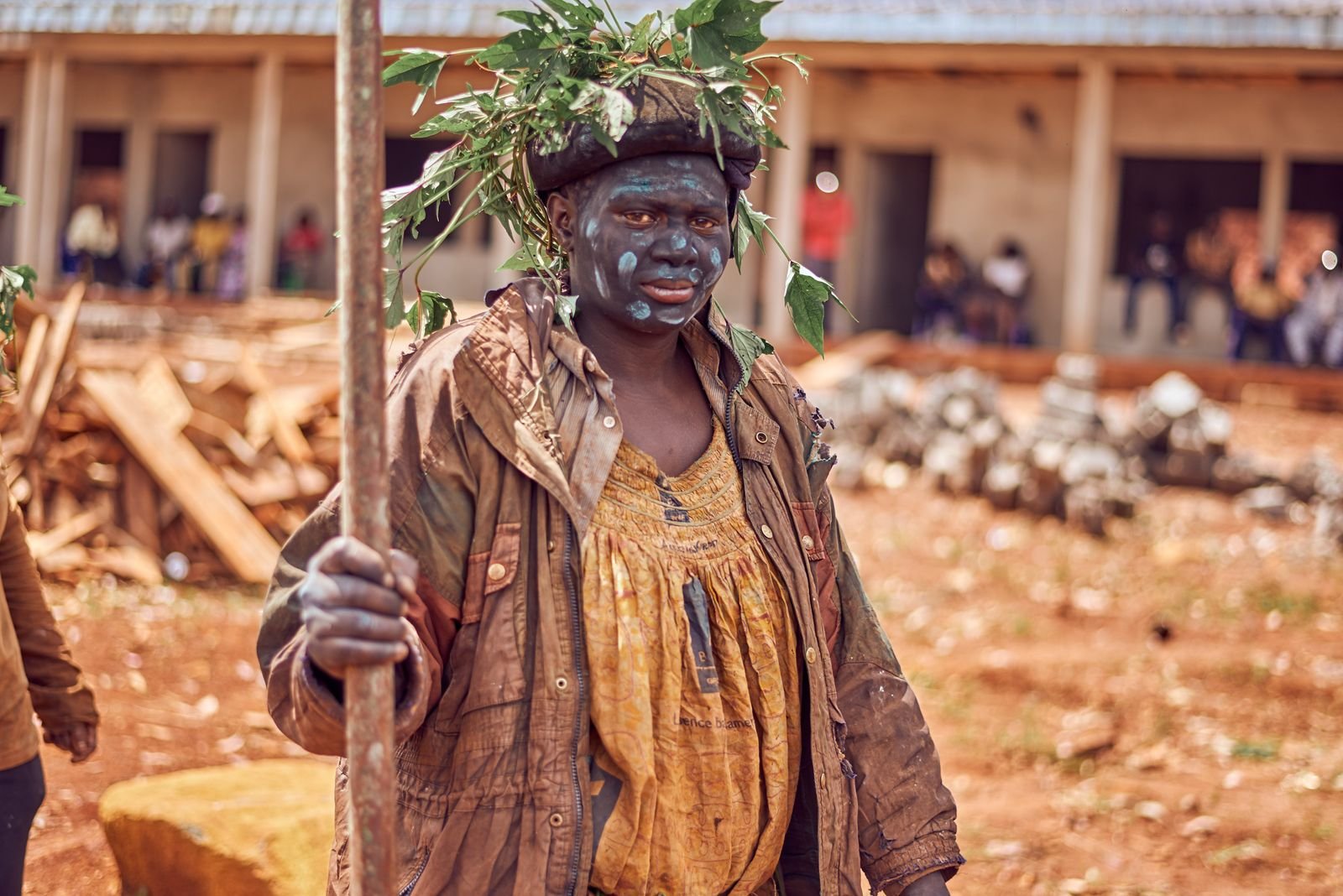 Participant en tenue traditionnelle et peintures lors d'un rituel à Batoufam