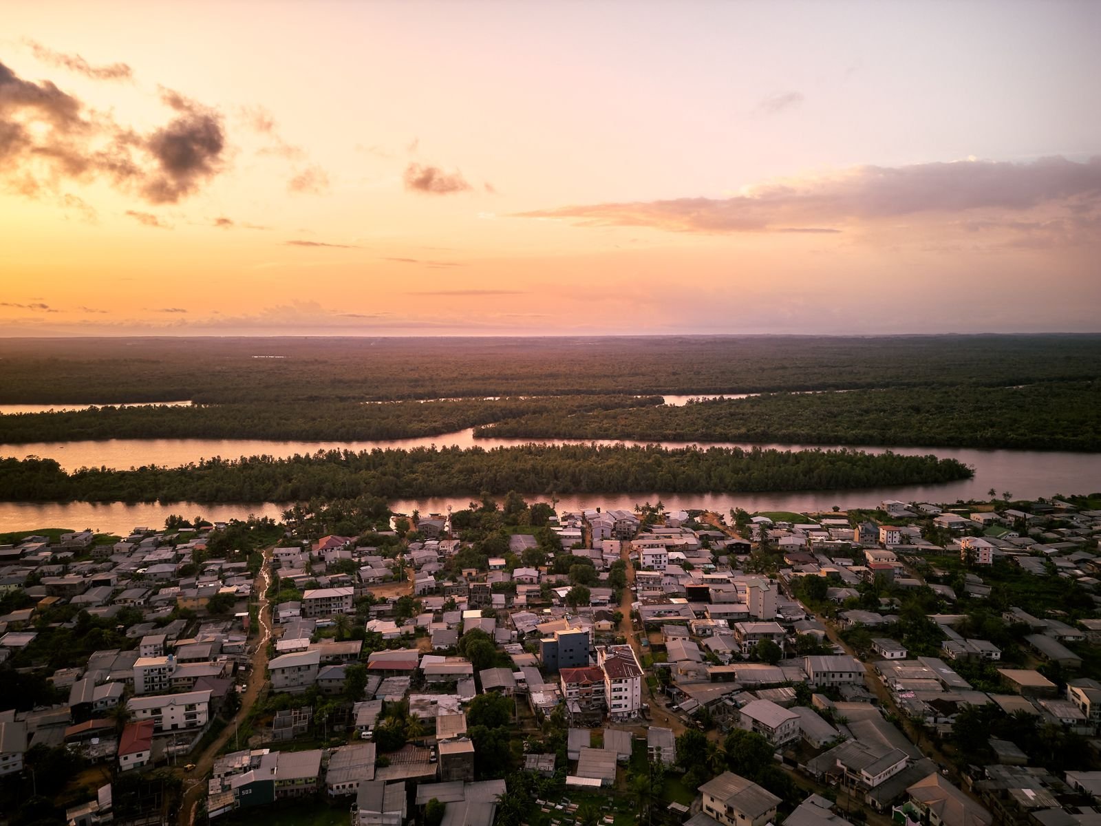 Douala et le fleuve Wouri au coucher du soleil, vue aérienne
