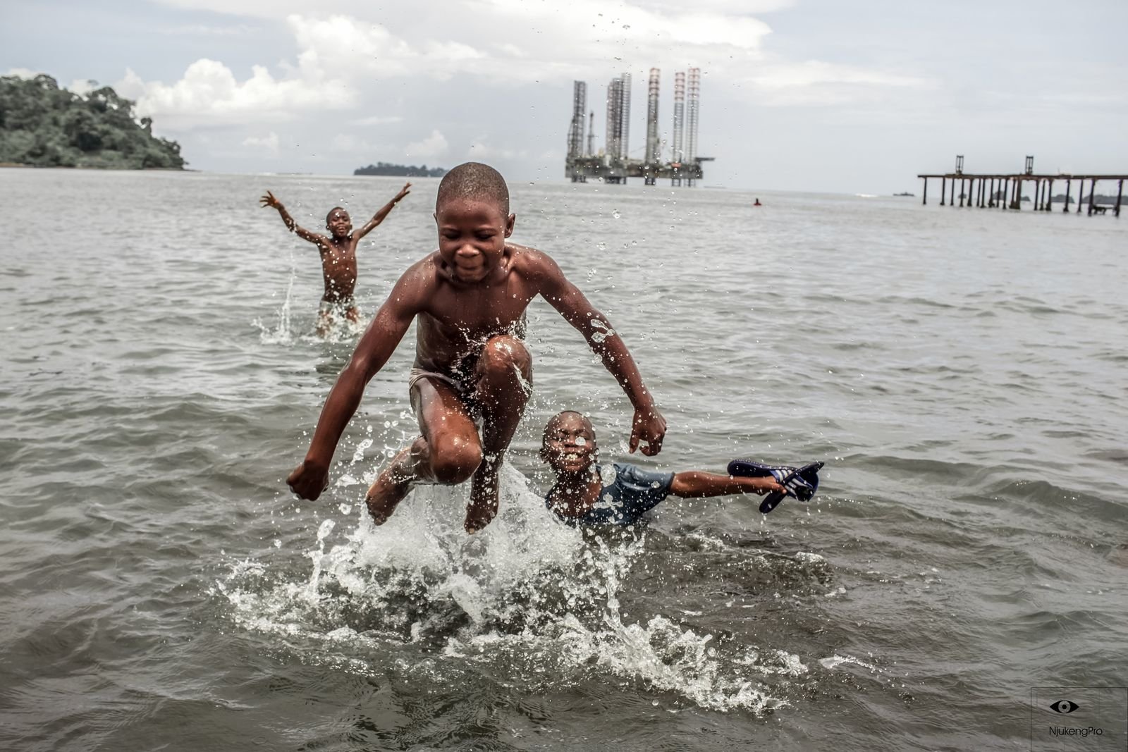 Enfants jouant dans les vagues à Limbe