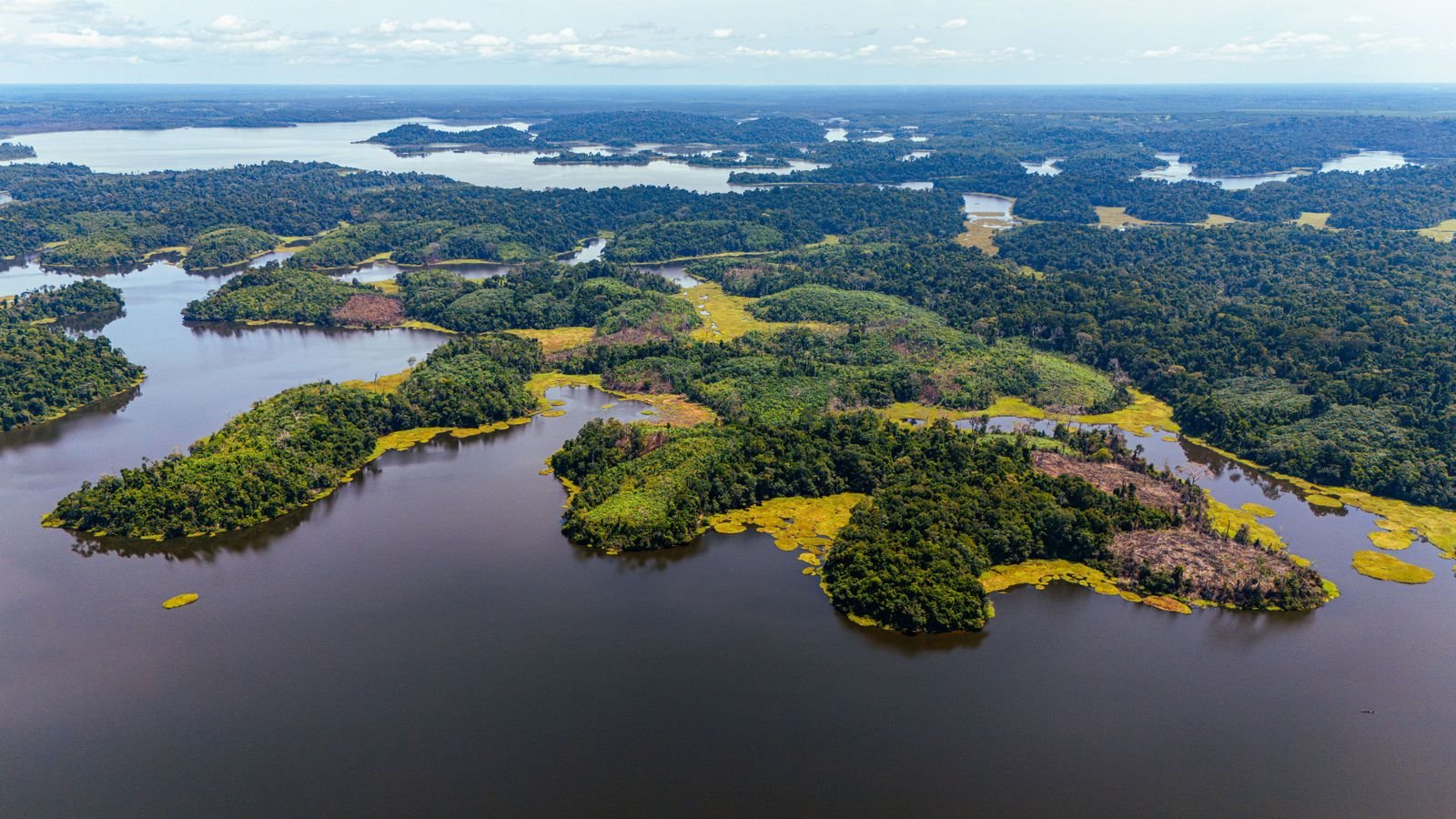 Îles boisées du lac Ossa vues du ciel