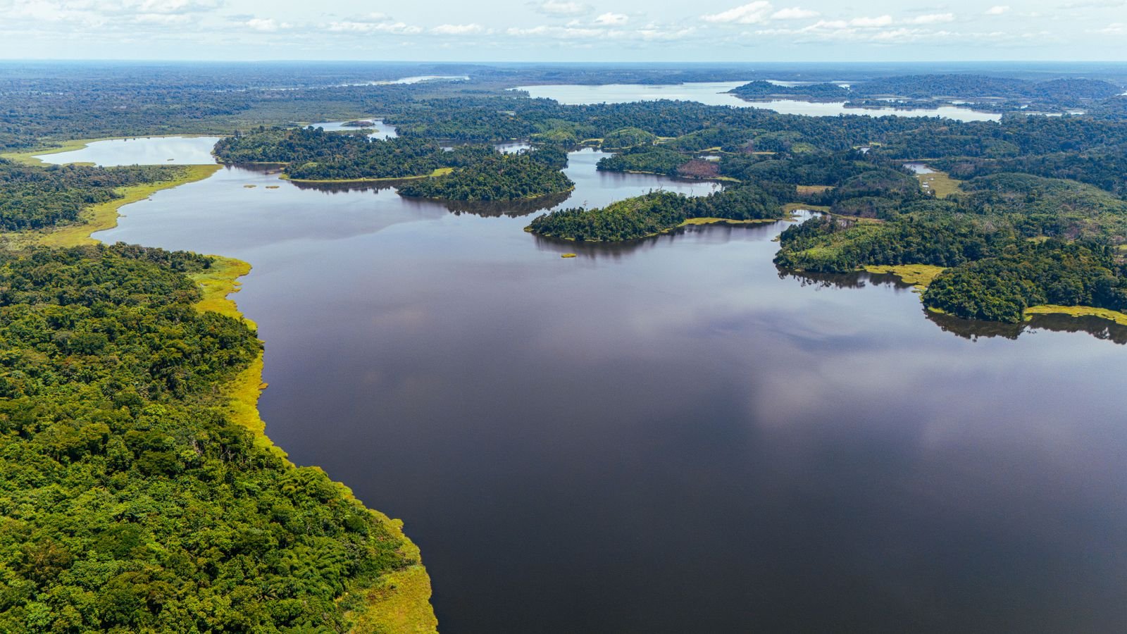 Vue aérienne du lac Ossa entouré de forêt