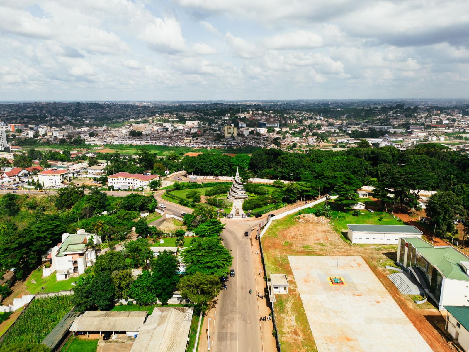 Monument de la Réunification à Yaoundé vu du ciel