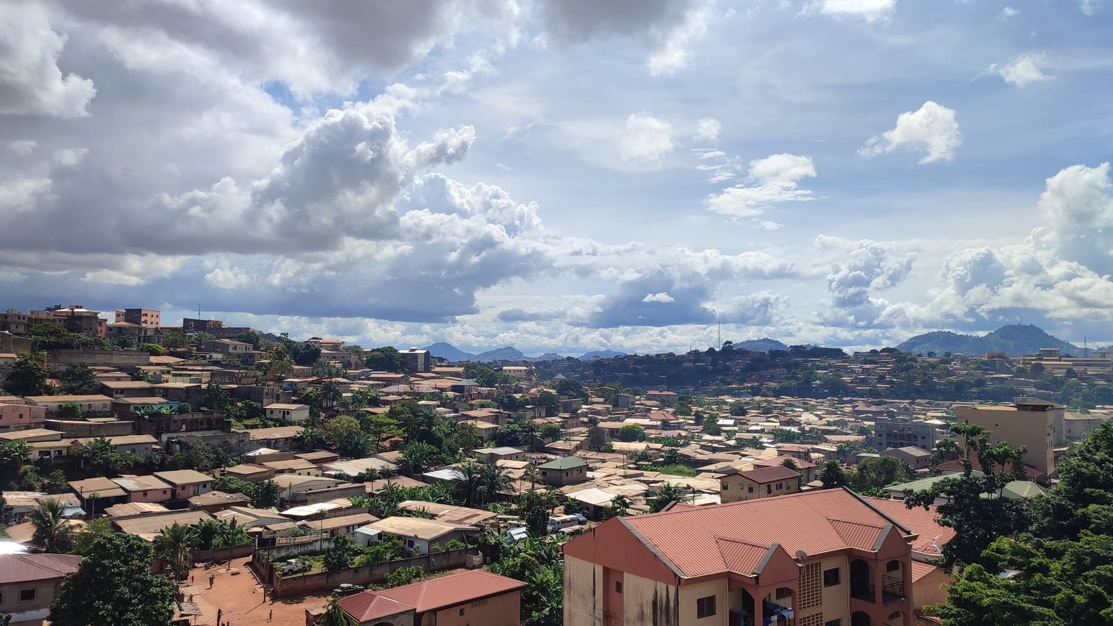 Vue aérienne des toits et collines verdoyantes de Yaoundé