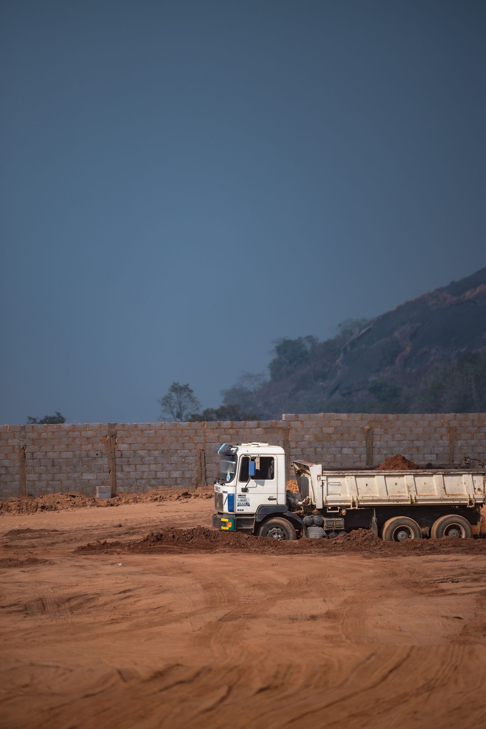 Camion-benne sur une plateforme en terrassement