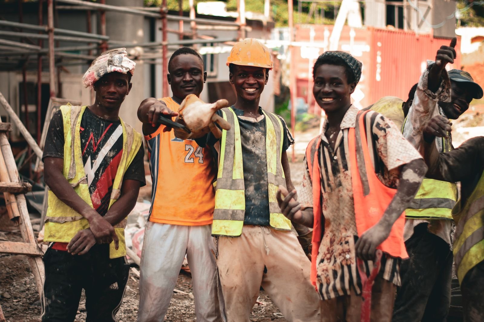 Équipe d'ouvriers souriants sur un chantier de construction