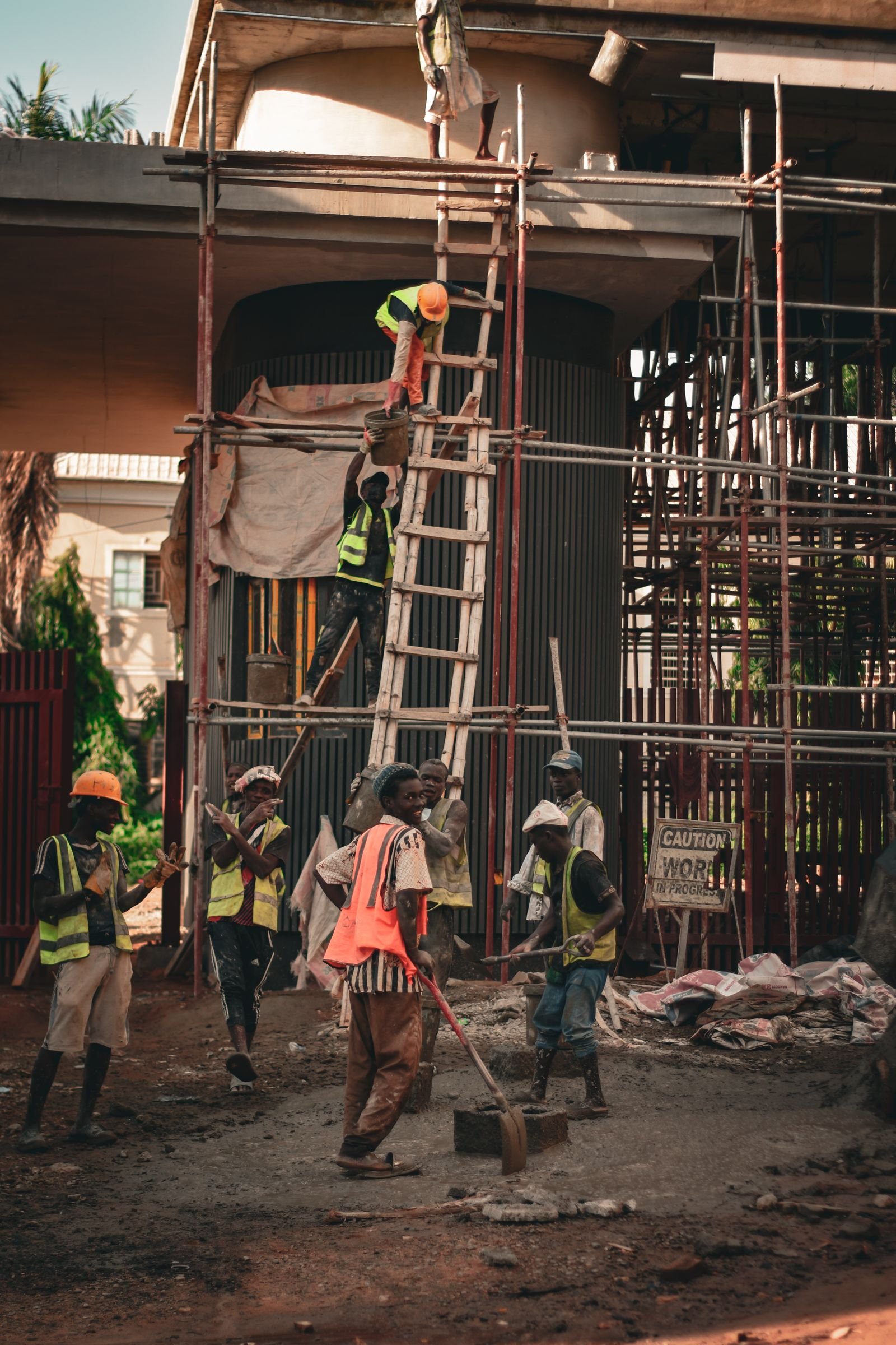 Ouvriers sur l'échafaudage d'une résidence en construction