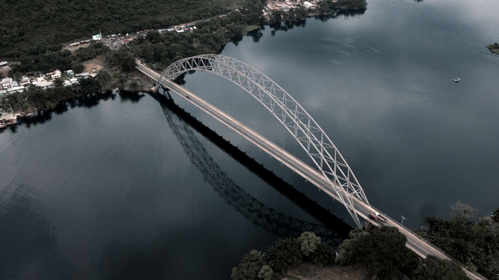 Vue aérienne d'un pont en arc au-dessus d'un fleuve