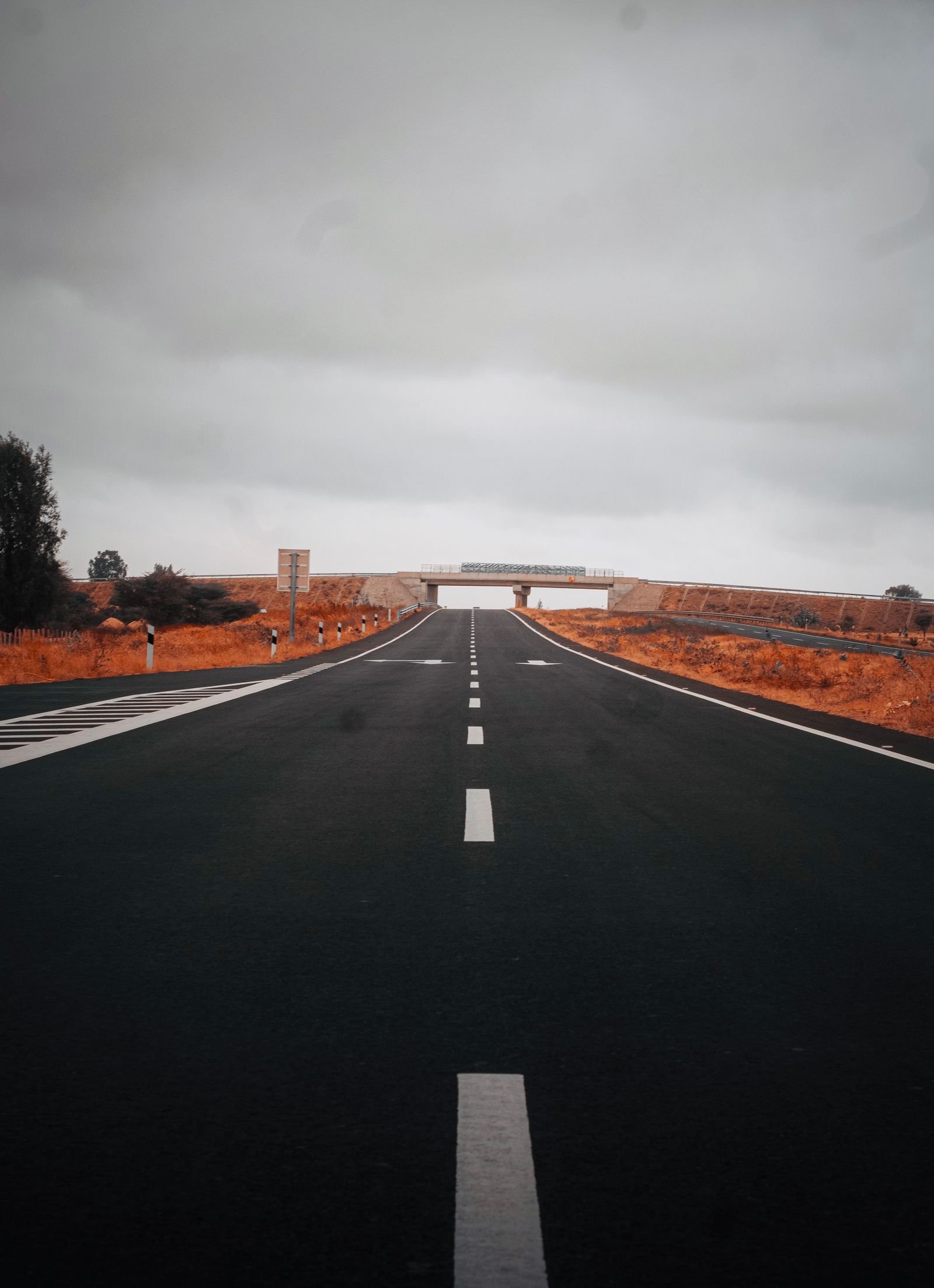 Route bitumée neuve avec passage supérieur