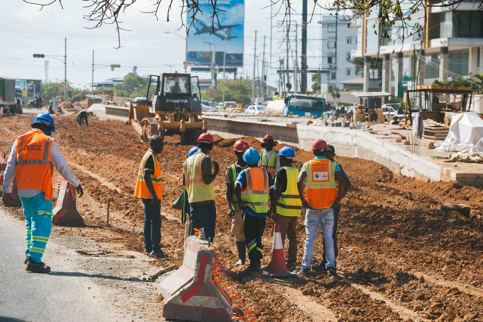 Équipe de chantier et bouteur sur des travaux d'élargissement de route