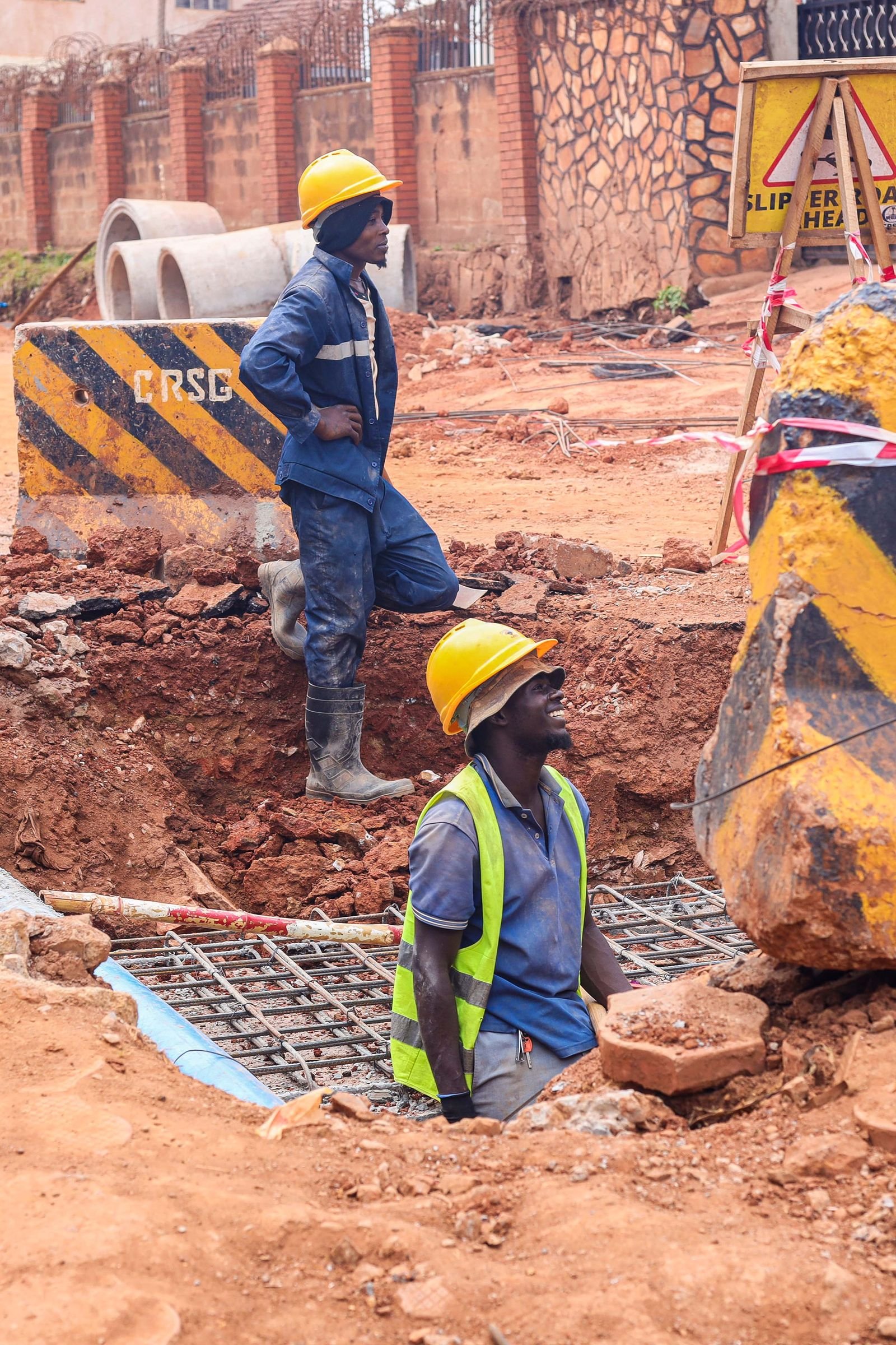 Tranchée de drainage en cours de ferraillage