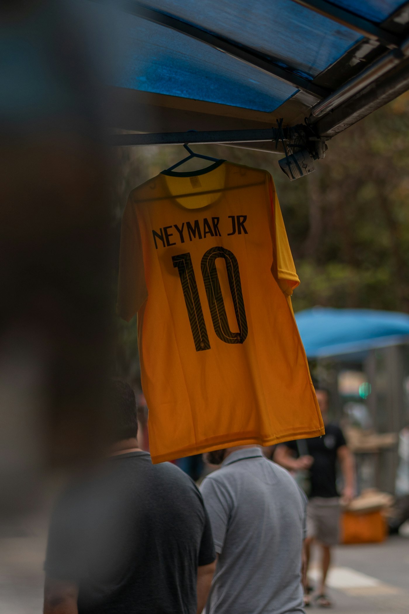 Maillot jaune floqué du numéro 10 suspendu à un étal de marché