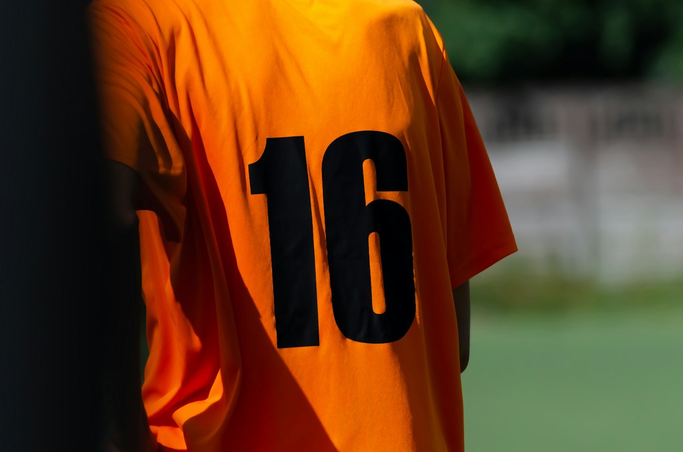 Dos d'un maillot orange floqué du numéro 16