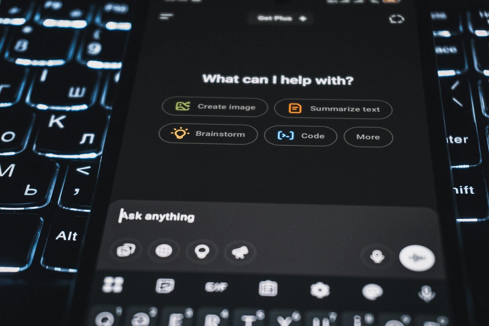 Smartphone affichant l’interface d’un assistant IA